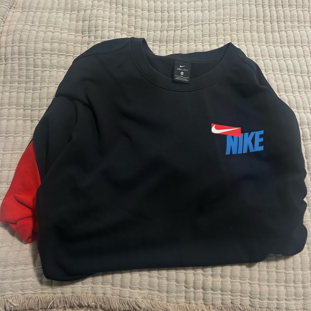 Barley worn Nike crewneck 2x
